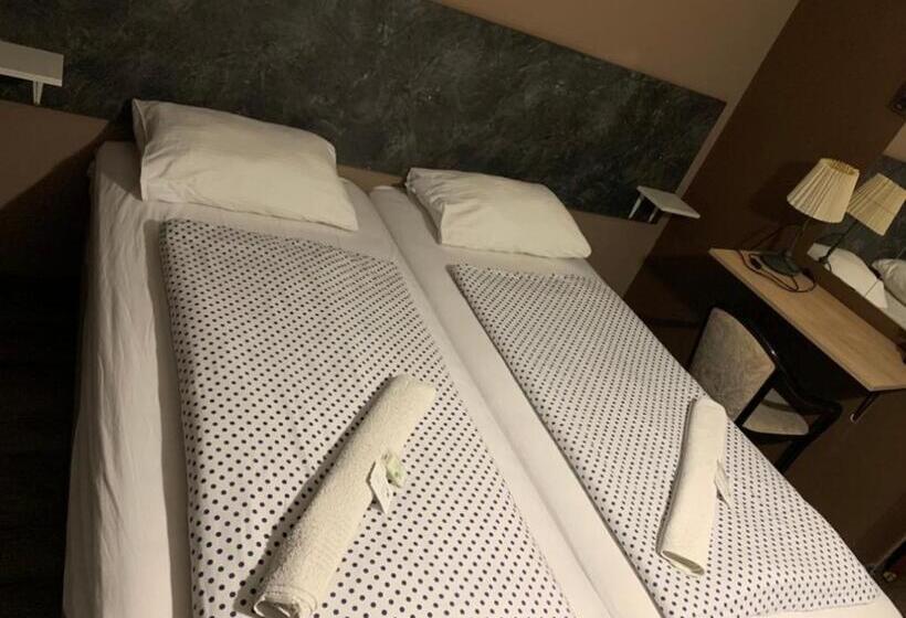 Номер Стандарт, Pasa Han Hotel M1autópálya