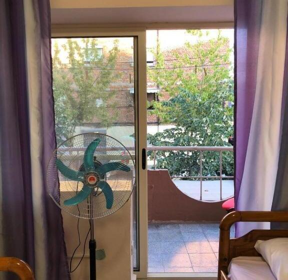 基本三人间, Friends Hostel
