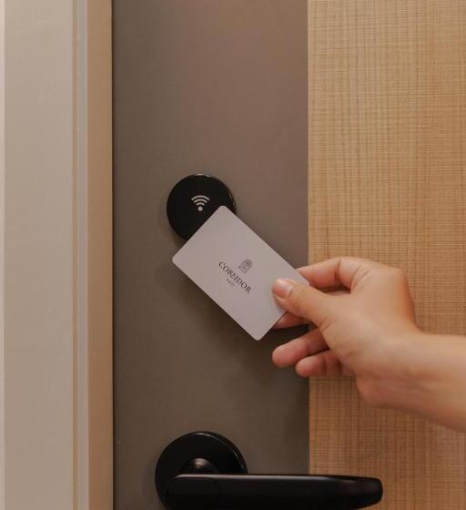استودیو استاندارد با تخت کینگ, Corridor 2407