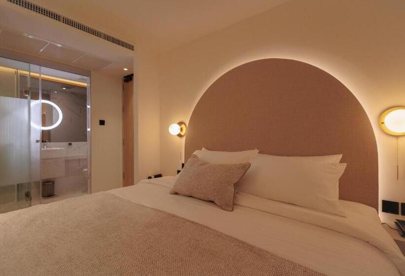 اتاق سوپریور با تخت بزرگ, Corridor 2407