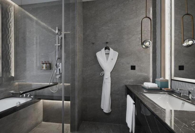 Premium room with river view, Crowne Plaza Ganzhou, An Ihg