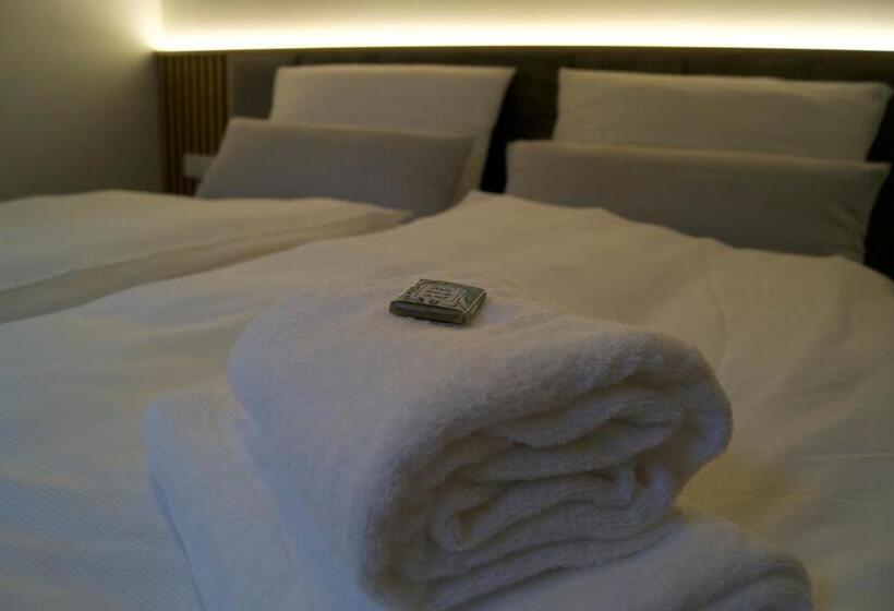 Полулюкс, Boutique Hotel Greenleaf