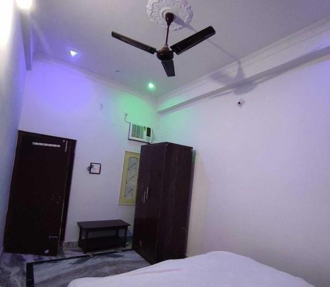 اتاق استاندارد, Oyo Flagship Kumar Guest House