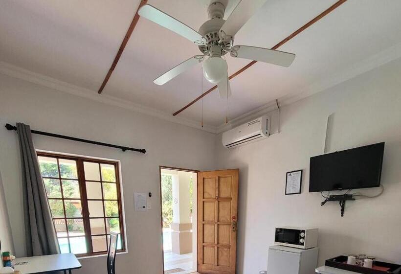 스탠다드 룸 풀장 전망, Molopo Naledi Guest Lodge