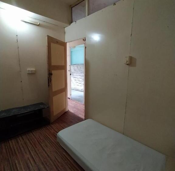 标准单人间共用浴室, Bun Kost
