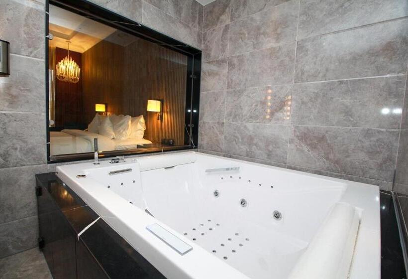 Президентский Люкс, D Avenue Boutique Hotel Accra