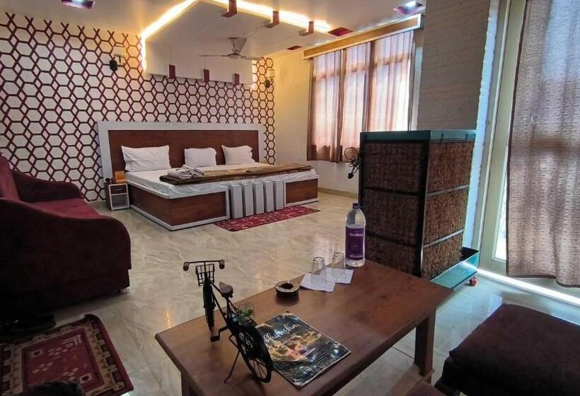 اتاق کلاسیک سه تخته, Spot On Pachmarhi Hills