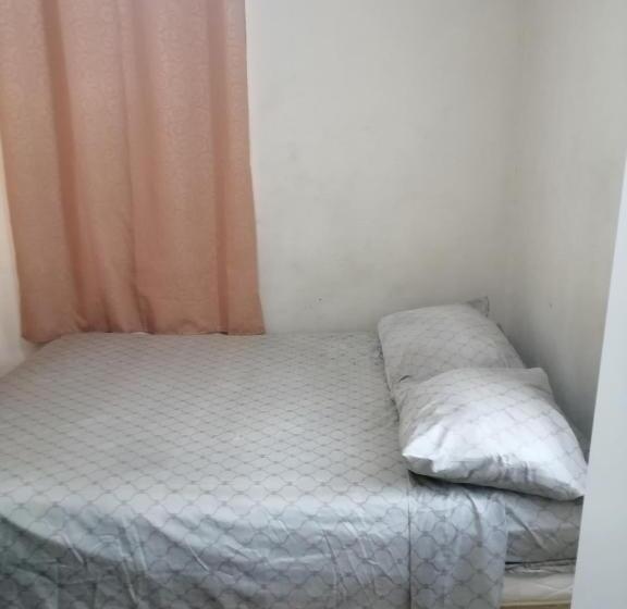 استودیوی استاندارد, Tonys Guest House