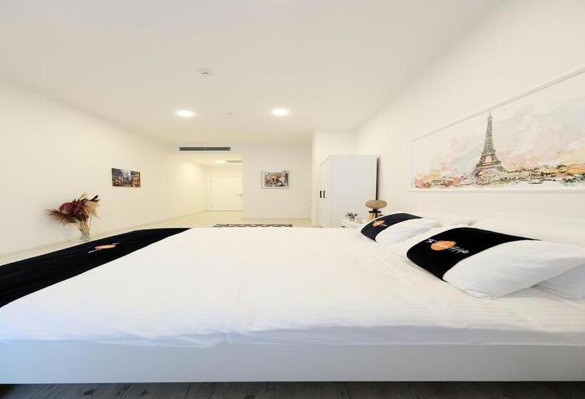 标准三人间, The Sunshine Otel