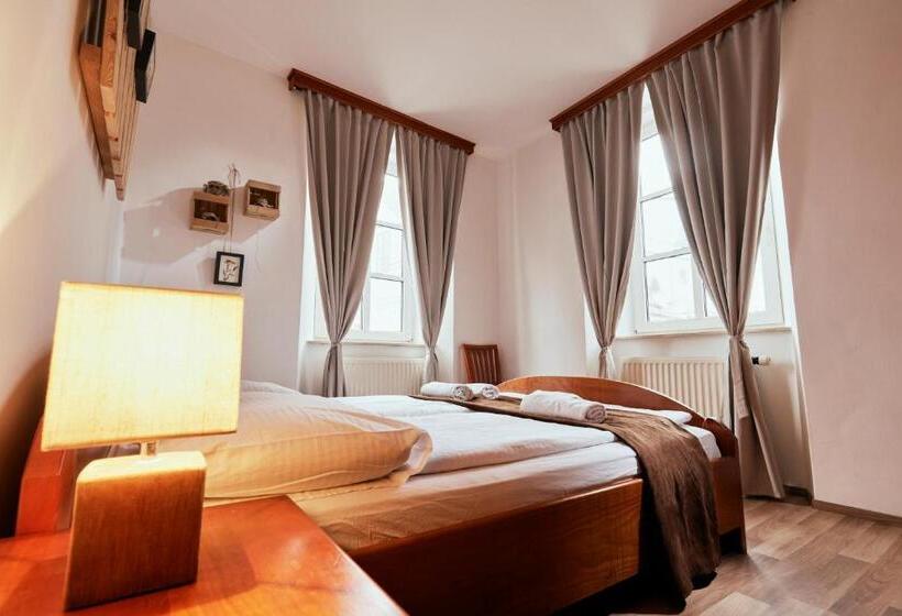 اتاق خانوادگی, Rooms & Restaurant Ostarija