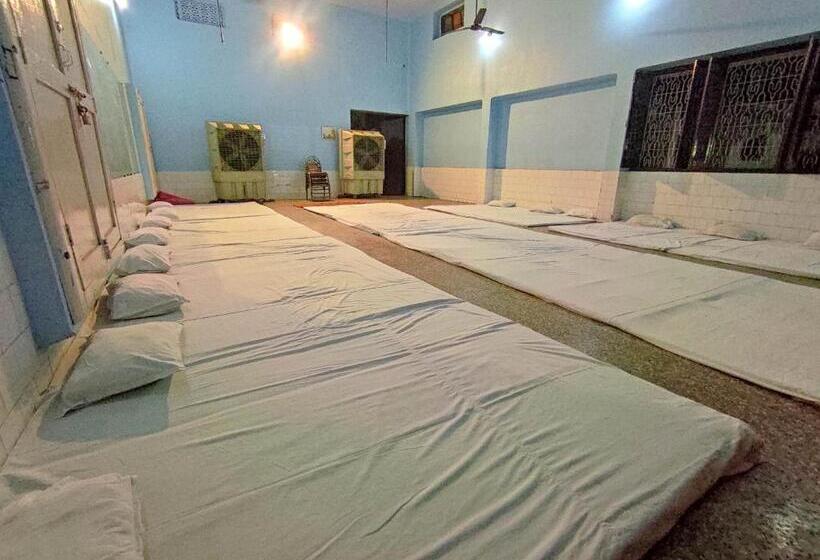 Кровать в Общей Комнате, Ld Guest House