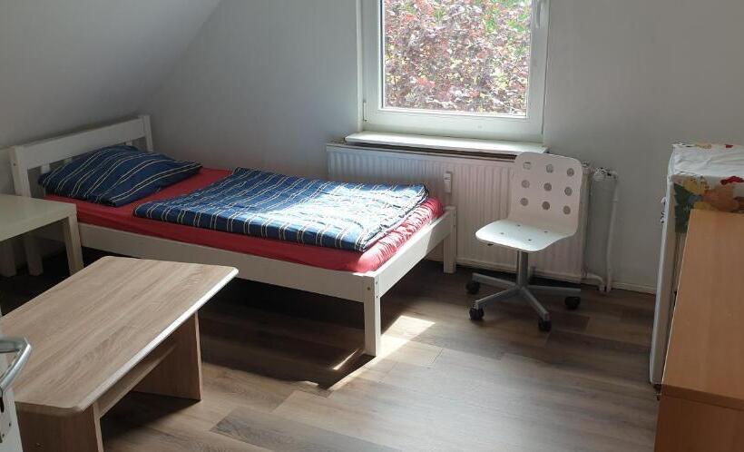 标准三人间共用浴室, Monteur Zimmer Häger