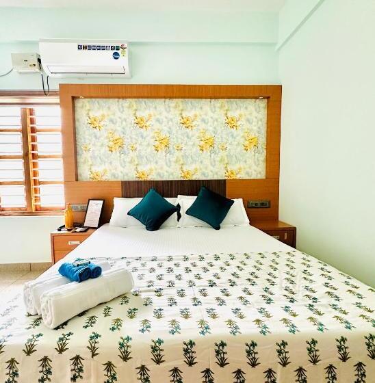 اتاق لوکس با تخت بزرگ, Rams Guest House Meadows Near Lulu Mall & Kims Hospital
