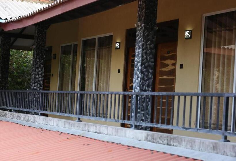 Номер Стандарт Вид на Озеро, Green Lake View Yala Resort