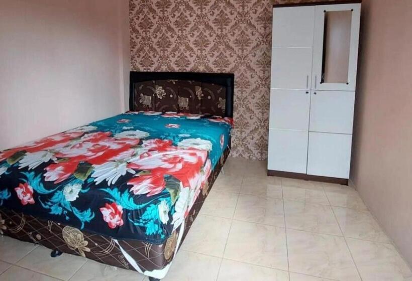 Номер Deluxe, Oyo 93525 Griya Wafira Trenggalek Syariah