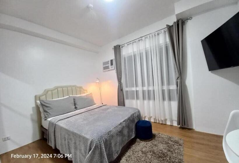 Студио Стандарт Вид на Бассейн, Cozy Studio Condo At Mesatierra Garden Residences