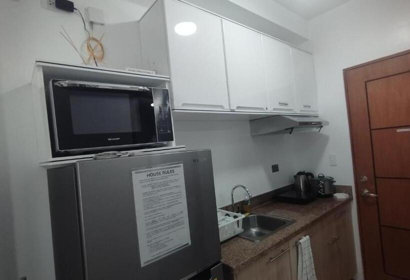 Студио Стандарт Вид на Бассейн, Cozy Studio Condo At Mesatierra Garden Residences