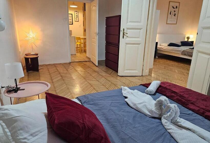带2个卧室的套房, Chic Central Rooms