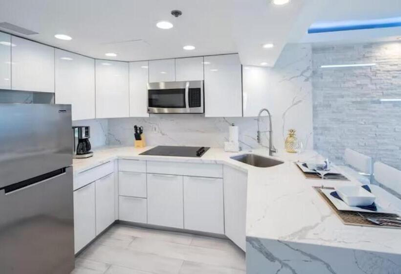 带1个卧室的带阳台的公寓, Ilikai S Best Beach Front Executive Suite