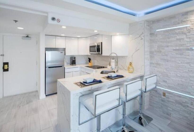 带1个卧室的带阳台的公寓, Ilikai S Best Beach Front Executive Suite