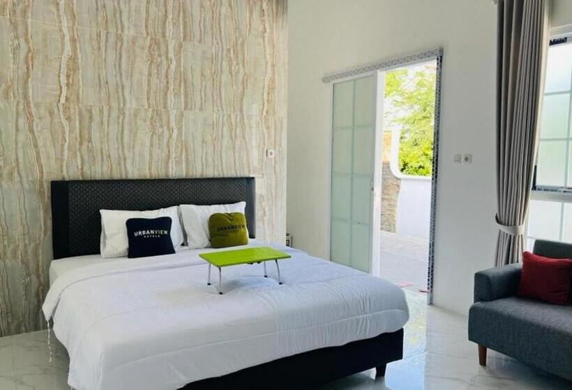Номер Deluxe, Urbanview Hotel Nimara Ngawi By Reddoorz