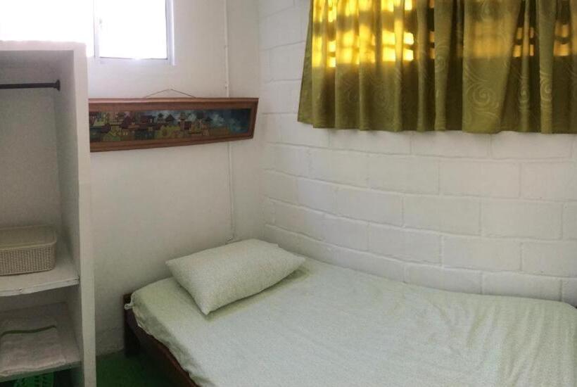 标准单人间, Casa Universitaria El Trebol