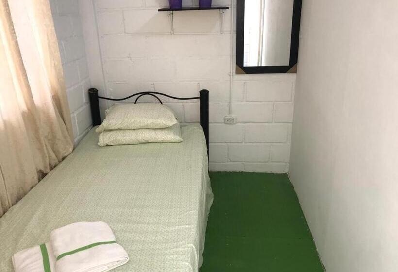 带共用浴室的标准房间, Casa Universitaria El Trebol