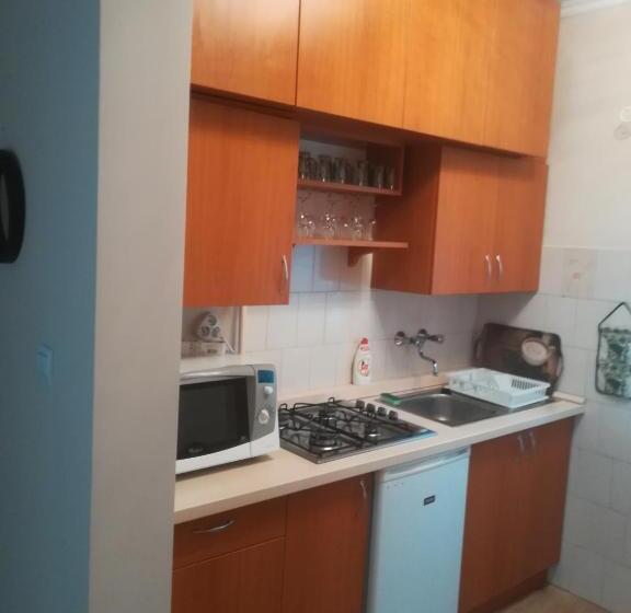 Дом 3 Спальни, Leander House