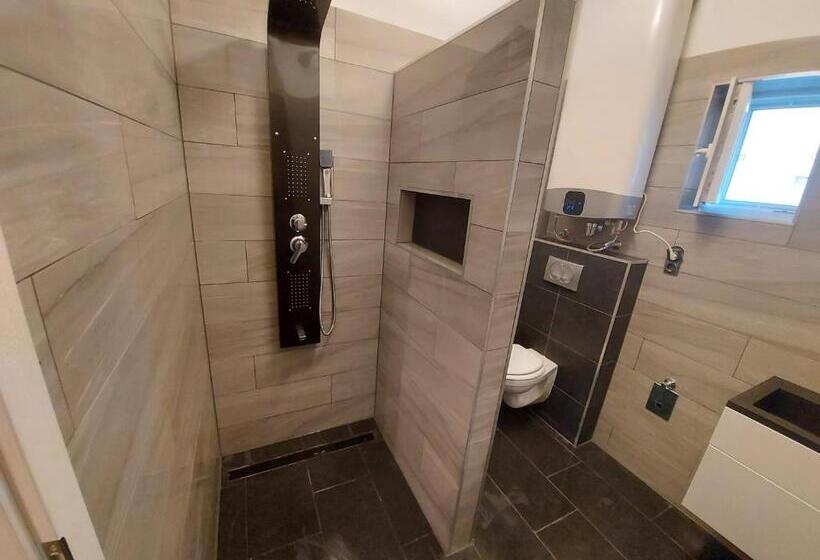 Дом 3 Спальни, Leander House