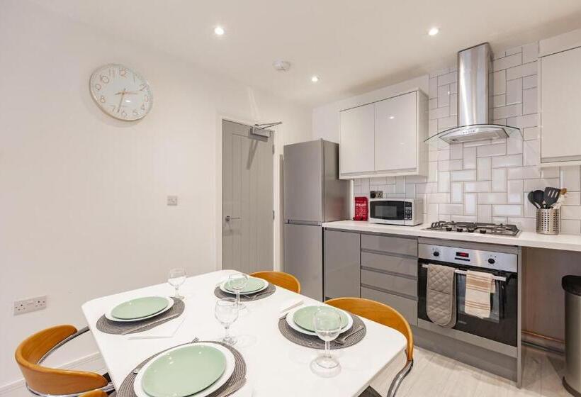 Апартаменты 2 Спальни, Pembroke Heights