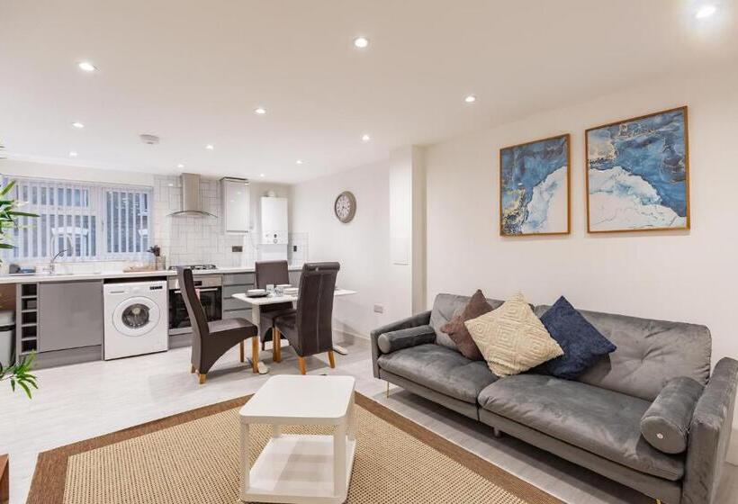 Апартаменты 2 Спальни, Pembroke Heights