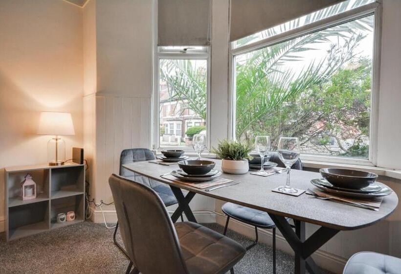 Апартаменты 1 Спальня, Cosy 2bd Flat Near City And Beach   30 Percent Off Long Term Bookings