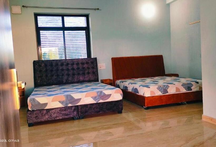 三人经典房间, Nidhivan Guest House