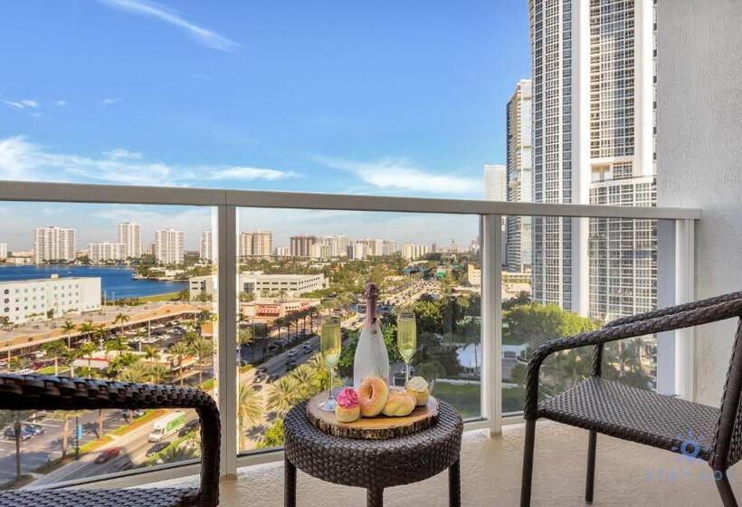 منزل غرفة نوم واحدة, Sunny Isles Bayfront: Deluxe Studio Retreat