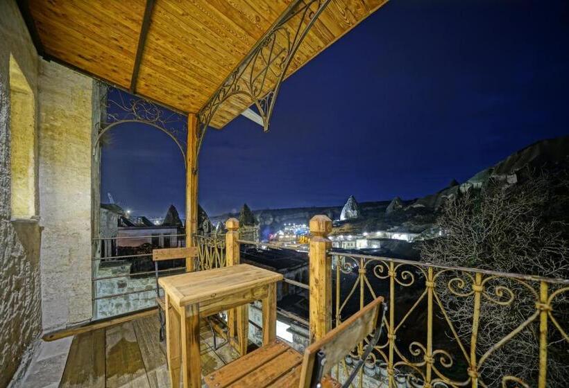 Четырехместный Номер Стандарт с Балконом, Naraca Cave House