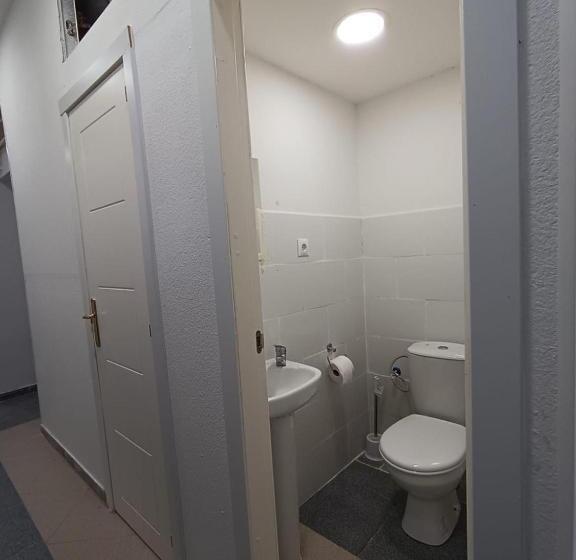 اتاق خانوادگی با سرویس بهداشتی مشترک, Parsa Residencial House