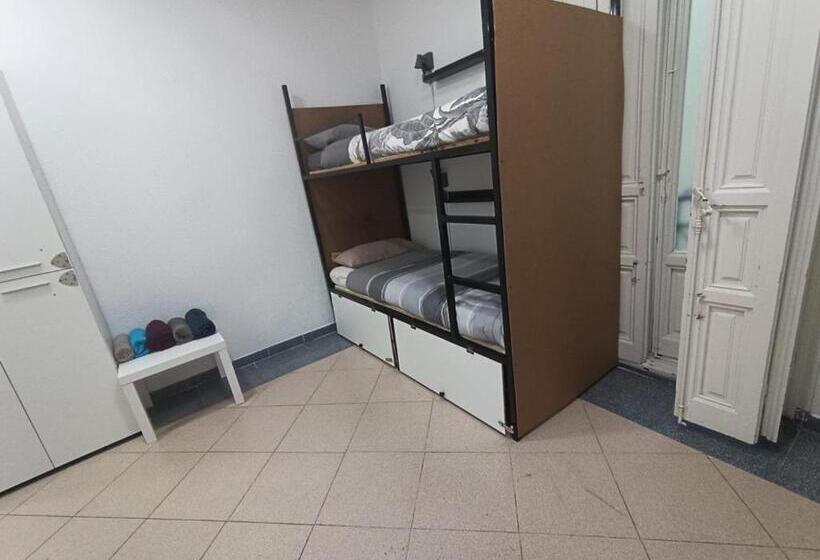 اتاق ساده سه‌ نفره, Parsa Residencial House
