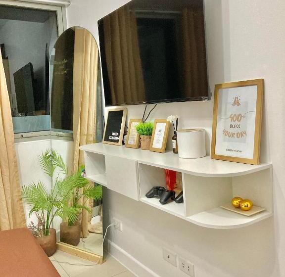Студио Стандарт с Балконом, The Residences At Commonwealth Quezon City By Snazzy Staycation