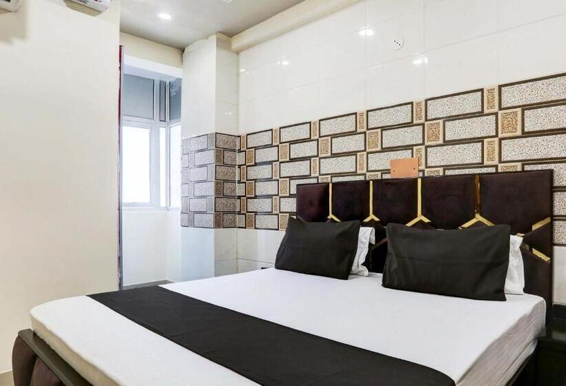 اتاق کلاسیک سه تخته, Oyo Flagship Hotel M. R Galaxy