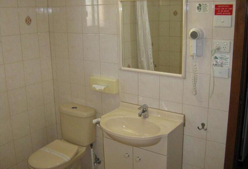 Семейный Номер, Highway Inn Motel