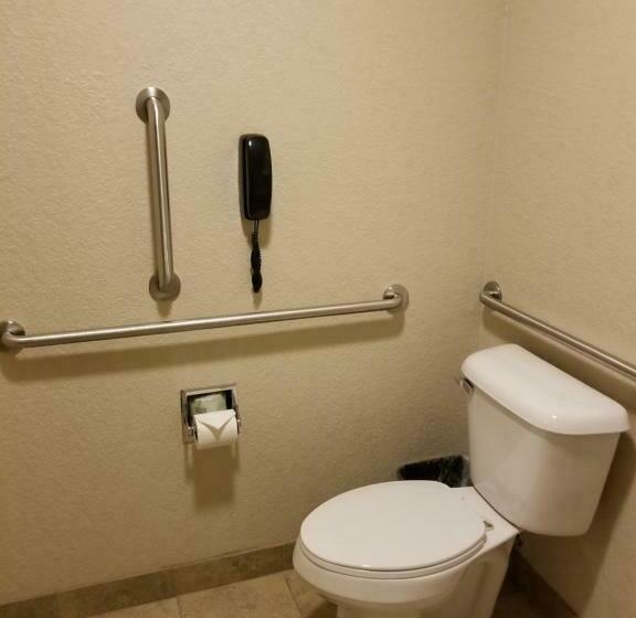 장애인을 위한 킹사이즈 침대 스탠다드 룸, Cobblestone Inn & Suites   Clarion