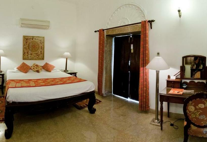 Quarto Real, Neemrana S  Deo Bagh