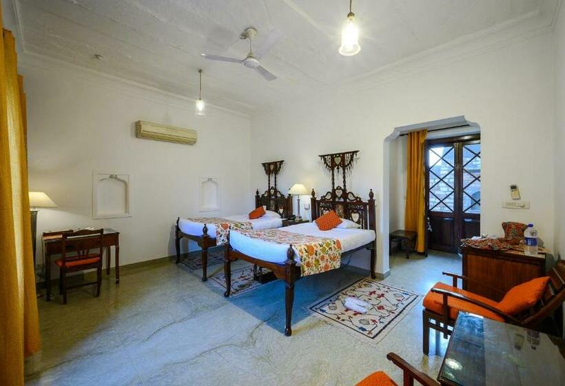 Quarto Estandar, Neemrana S  Deo Bagh