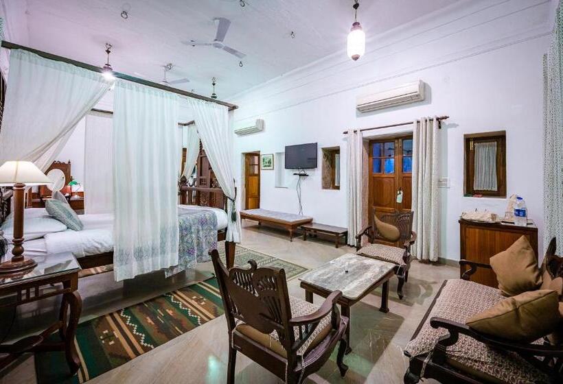 Quarto Real, Neemrana S  Deo Bagh