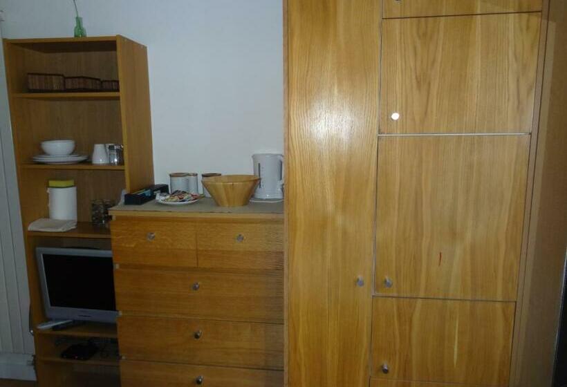 Студио Базик, Studios2let   North Gower