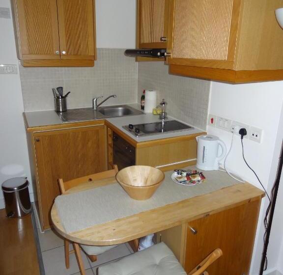 Студио Economy, Studios2let   North Gower