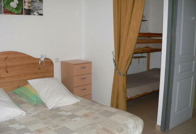 Четырехместный Номер Стандарт Вид на Сад, Chambres D Hôtes Chez Cécile à Lagnes