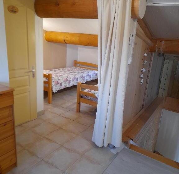 Семейный Номер Вид на Сад, Chambres D Hôtes Chez Cécile à Lagnes