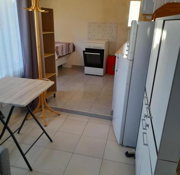 Четырехместный Номер Стандарт Вид на Сад, Chambres D Hôtes Chez Cécile à Lagnes