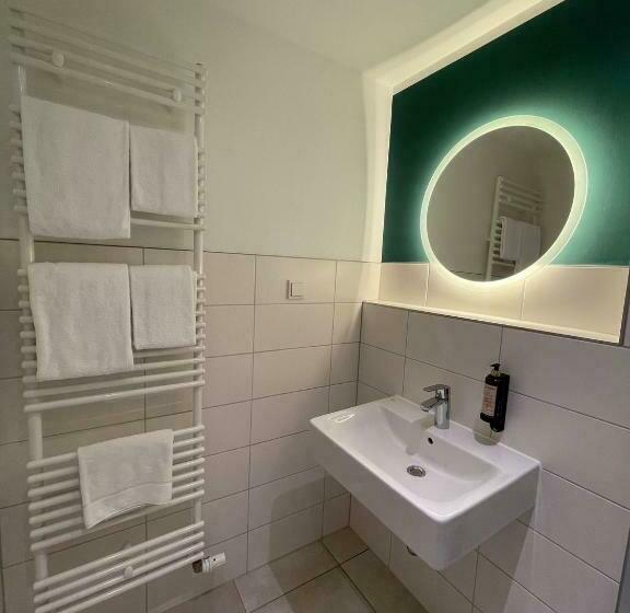 标准单人间, Xenia Flensburg
